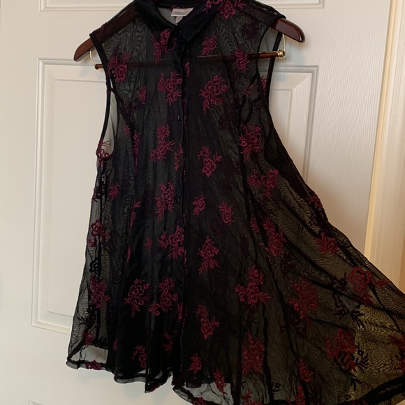 Avenue Sheer Embroidered Blouse - Picture 7 of 7